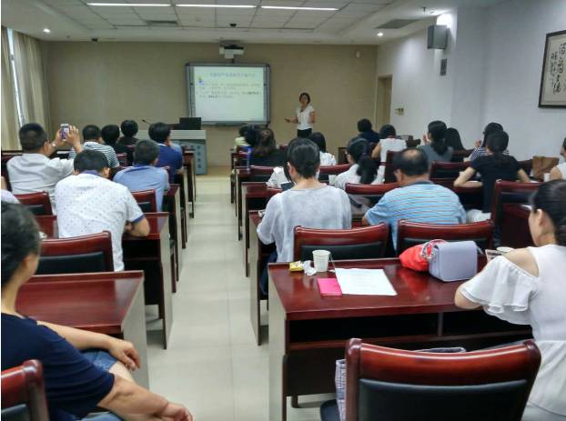 为纪念中国共产党成立96周年，深入推进“两学一做”教育活动，6686在线登录官网入口-6686(中国)集团党委书记陈宝贵同志，6686在线登录官网入口-6686(中国)集团党委副书记、厦门眼科中心党总支书记陈逸恬同志，党委委员张秀恋同志，以及支部三十余名党员同志参加了集团党委组织的庆祝“七一”主题党日