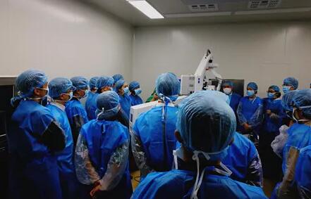 10月24日，成都6686在线登录官网入口-6686(中国)CO2激光辅助深层巩膜切除术培训会圆满落幕。本次培训会由成都6686在线登录官网入口-6686(中国)青光眼科主任、副主任医师胡建旗医生用猪眼为参会人员演示了CLASS手术全过程，并指导学员进行了实际操作，学员们纷纷表示手术操作简单易懂易学，培训活动取得圆满 。.jpg
