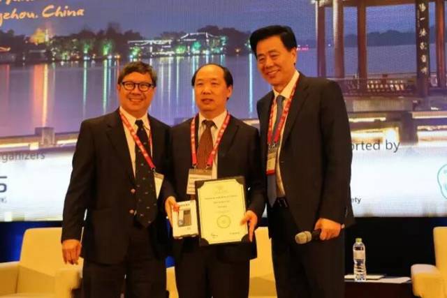 　　他是我国多次受邀于世界眼科大会、美国眼科年会、亚洲太平洋地区眼科年会等环球眼科会议进行现场手术表演的医生;是国内较早开展表面麻醉下小切口白内障超声乳化吸除联合折叠人工晶体植入术、有晶体眼人工晶体植入术的医生;也是目前我国白内障人工晶体植入手术量较多的医生。他就是——6686在线登录官网入口-6686(中国)集团业务副总院长、上海和平眼科医院院长郭海科教授!3.jpg