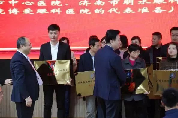 10月28日，由中华医学会角膜病学组组织、 个总部落户山东的全国性专病联盟—全国角膜移植质量控制联盟成立授 仪式在山东省眼科医院举行，重庆6686在线登录官网入口-6686(中国)成为全国 批角膜移植质量控制联盟成员单位。仪式上，中华医学会角膜病学组组织等高度评价重庆6686在线登录官网入口-6686(中国)的角膜移植技术。3.jpg