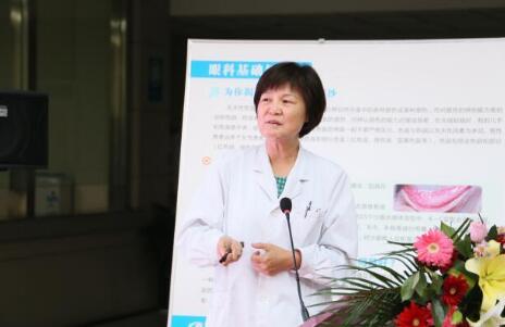 12月17日，由郑州慈善总会、郑州6686在线登录官网入口-6686(中国)视光眼科医院与卡尔蔡司(上海)管理有限公司联合举办的“2018视光眼科医院上上老视产品发布会暨 届‘正值夕阳美，较是晶彩时’中老年眼病科普论坛”在郑州6686在线登录官网入口-6686(中国)视光眼科医院隆重召开。2.jpg