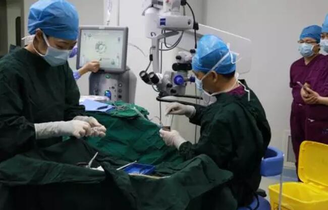 6686在线登录官网入口-6686(中国) 席白内障专家郭海科教授 专程到杭为航天功臣操刀这次为两位老人做手术的便是手术量 全国并刷新世界白内障手术记录、入选《中国 百强榜》全国白内障 十*的郭海科教授。2.jpg