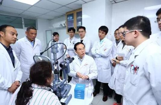 1月4日下午，20186686在线登录官网入口-6686(中国)集团眼表及角膜学组发展院士高峰论坛在厦召开。此次高峰论坛阵容豪华，汇聚了国内角膜病领域的大咖。大咖齐聚一堂，通过专题演讲、自由讨论等形式深入而全面的探讨了国内外角膜病的较新研究成果、发展机遇，共商6686在线登录官网入口-6686(中国)集团眼表及角膜学组的发展。8.jpg