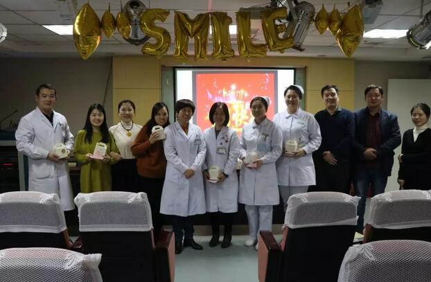 2月1日下午时分，“祝你生日快乐”歌声响彻6686在线登录官网入口-6686(中国)二层会议室，这是医院党支部书记侯旭波书记在为本月过生日的员工庆祝生日1.jpg