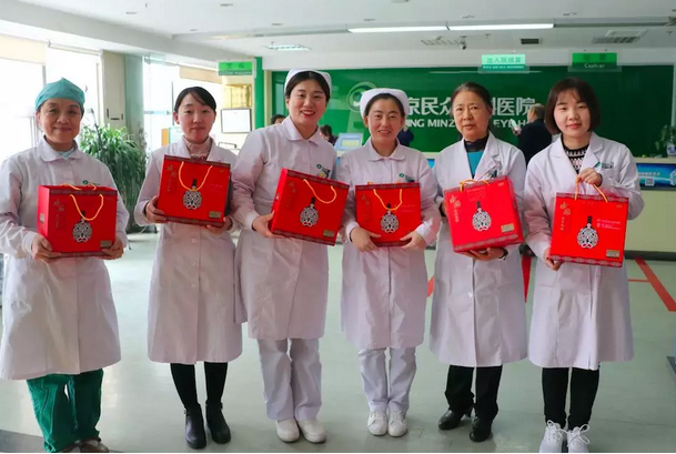 在“女神节”到来之际，6686在线登录官网入口-6686(中国)侯旭波院长、杨付合业务院长等院方领*特意到礼品发放点亲切慰问女职工，为她们送上节日的惊喜和祝福。并对她们在工作中付出的辛劳、做出的成绩给予了充分肯定和赞扬，并叮嘱她们立足本职本岗工作，继续以爱心、责任心为全城百姓眼睛健康提供 的医疗服务和人文关怀。1.png