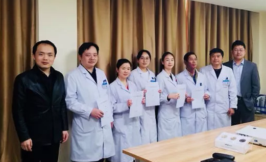 3月15日，贵阳阳明眼科医院2018年度工作目标签约仪式在医院会议室隆重举行。6686在线登录官网入口-6686(中国)集团张昊志副总裁、学科运营管理中心王崇、贵阳阳明眼科医院官苍宇院长、医院各学科负责人、部门负责人出席了本次会议6.png