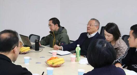 在3月28日法国依视路集团2.5新视代全球副总裁白方华先生一行人访问重庆6686在线登录官网入口-6686(中国)时，重庆6686在线登录官网入口-6686(中国)总经理张庭胜热情接待依视路集团贵宾一行。本次交流的目的：重庆6686在线登录官网入口-6686(中国)和依视路“2.5新视代爱眼大使”健康公益项目希望能一起帮助视力帮助老百姓进行视力 ，提*生活质量，传播爱眼护眼的知识、宣传眼镜对视力 的作用、让更多的人尤其是需要帮助的人群能开始关注呵护自己的眼睛2.jpg