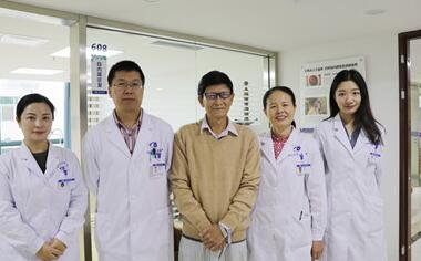 深圳6686在线登录官网入口-6686(中国) 为78岁的患者巫先生实施新型三焦点人工晶体植入术1.jpg