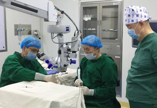 褚仁远教授莅临兰州6686在线登录官网入口-6686(中国)指导实施“后巩膜加固术防治病理性近视手术”1.png