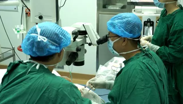 深圳6686在线登录官网入口-6686(中国) 为斯里兰卡中国社会和文化合作协会会长实施白内障复明手术4.png