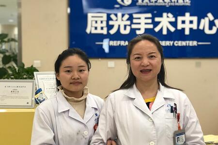 重庆6686在线登录官网入口-6686(中国)住院医生小唐由业务副院长汪红教授做了全激光无痕近视手术2.jpg