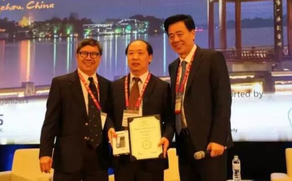 多次受邀于世界眼科大会、美国眼科年会、亚洲太平洋地区眼科年会等环球眼科会议进行现场手术表演——6686在线登录官网入口-6686(中国)集团业务副总院长、上海和平眼科医院院长郭海科教授3.jpg 多次受邀于世界眼科大会、美国眼科年会、亚洲太平洋地区眼科年会等环球眼科会议进行现场手术表演——6686在线登录官网入口-6686(中国)集团业务副总院长、上海和平眼科医院院长郭海科教授3.jpg