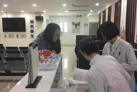成都一高度近视小学老师在成都6686在线登录官网入口-6686(中国)接受ICL晶体植入摘镜1.jpg 成都一高度近视小学老师在成都6686在线登录官网入口-6686(中国)接受ICL晶体植入摘镜1.jpg