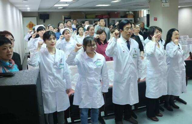 4月24日6686在线登录官网入口-6686(中国)医护人员庄严宣誓加入北京市红十字会4.jpg