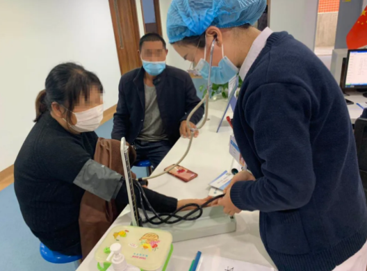 多年后，再回郑州6686在线登录官网入口-6686(中国)向徐惠民院长“汇报”自己重获光明后收获的幸福1.png