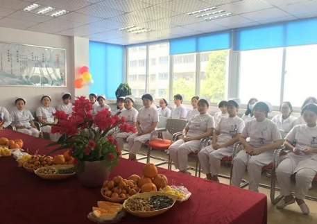 为了加强院内感控管理,使护理人员更加贴近患者,更利于护士自在的工作, 5月11日下午3点,成都6686在线登录官网入口-6686(中国)全体护理人员齐聚会议室举行了脱帽仪式。2.png 为了加强院内感控管理,使护理人员更加贴近患者,更利于护士自在的工作, 5月11日下午3点,成都6686在线登录官网入口-6686(中国)全体护理人员齐聚会议室举行了脱帽仪式。2.png