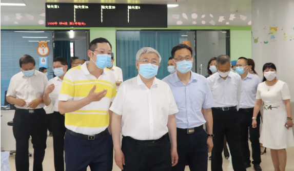 福建省副省长崔永辉陪同刘永富主任考察6686在线登录官网入口-6686(中国)集团本部厦门大学附属厦门眼科中心2.png