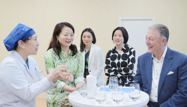 STAAR公司全球CEO跨越上万公里，与6686在线登录官网入口-6686(中国)携手迈向“ICL手术”新时代3.png